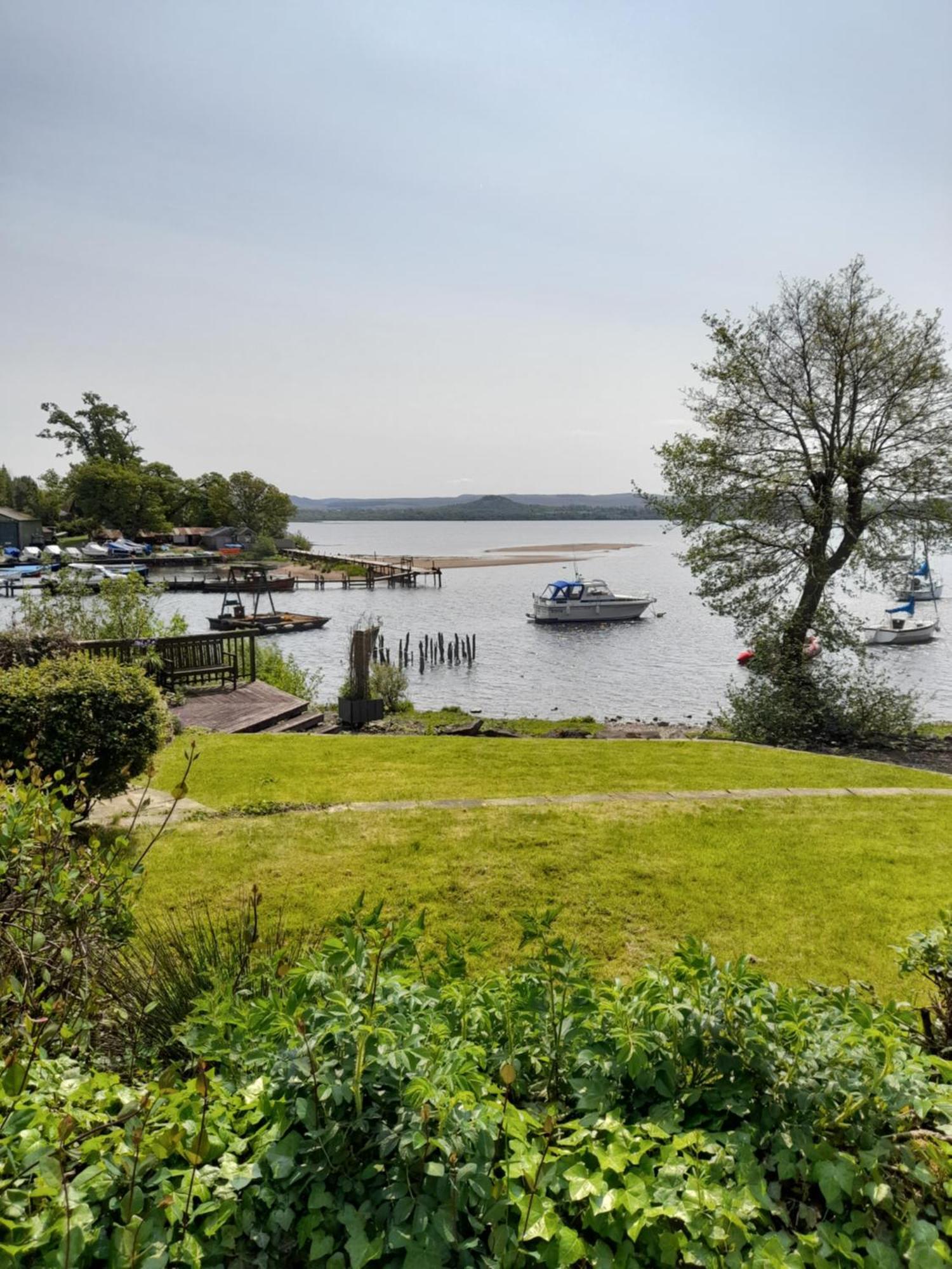 Cosy Lochside Cottage With Mountain And Sea Views Clynder Exterior photo